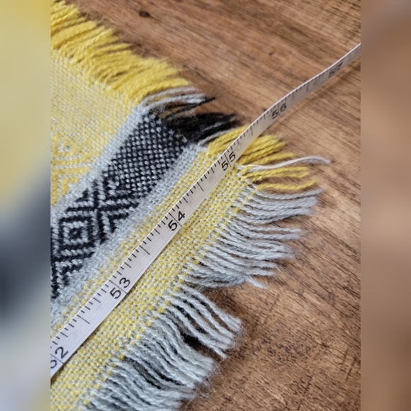 FREE W BUNDLE Woven blanket scarf - Picture 4 of 4